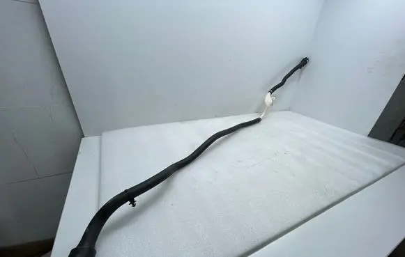 Engine coolant pipe/hose