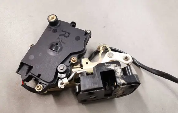 Mazda 323 Front door lock