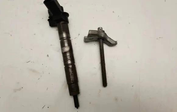 BMW 1 E82 E88 Fuel injector 7797877