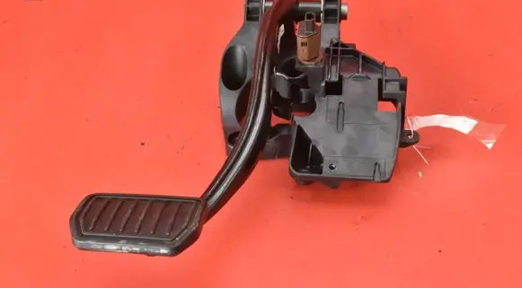 Tesla Model 3 Accelerator throttle pedal 1044691-00-D