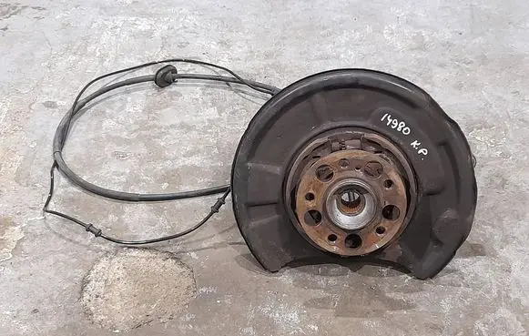 Mercedes-Benz CLS C219 Rear wheel hub 2113508308 2113570408