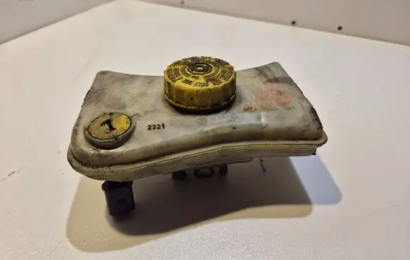 Brake fluid reservoir