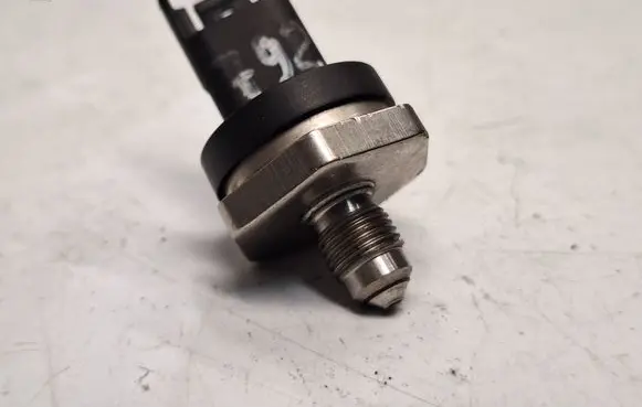 BMW 5 F10 F11 Fuel pressure sensor 7622231 13537622231 13537614317