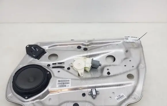 Mercedes-Benz GLK (X204) Front window lifting mechanism without motor A2047202079
