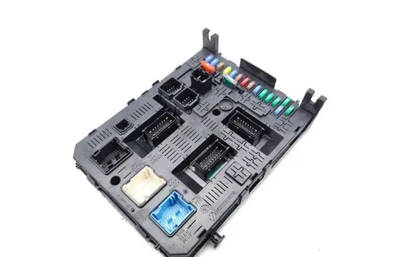 Peugeot 5008 Fuse module 28119759