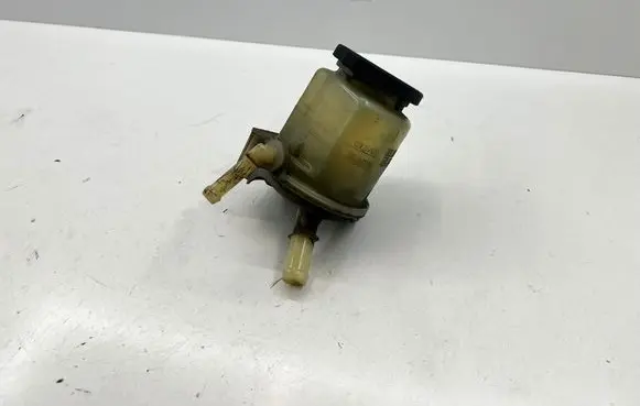 Toyota Hilux (AN10, AN20, AN30) Brake fluid reservoir