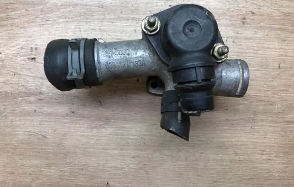 Volkswagen Golf IV Coolant pipe/hose 038121133A