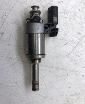 Volkswagen Golf VII Fuel injector 04E906036E