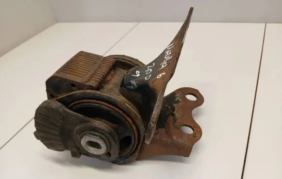 Mazda 6 Engine mount bracket