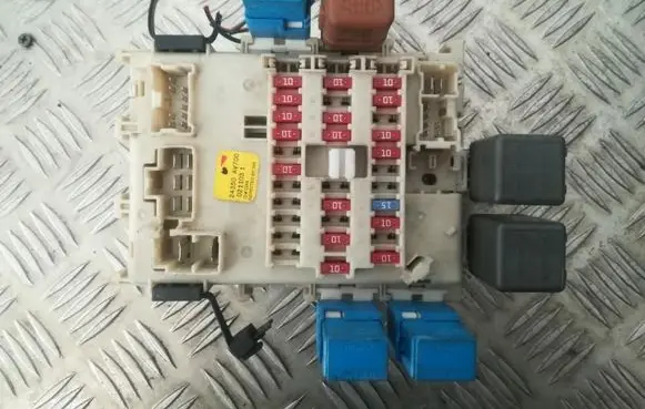 Nissan Primera Fuse box set 24350av700