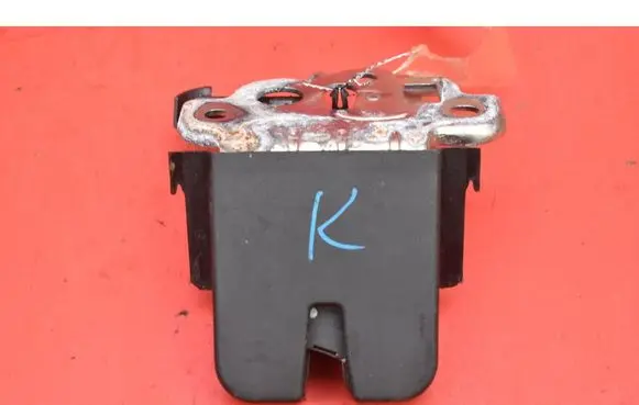 Skoda Fabia Mk3 (NJ) Tailgate/trunk/boot lock/catch/latch 8R0827505A