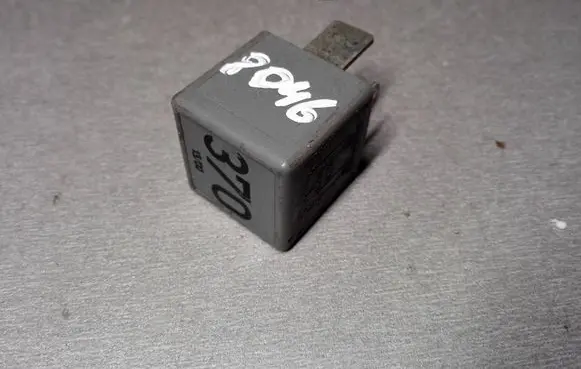 Volkswagen PASSAT B5.5 Other relay 8D0951253 V23134J52X300