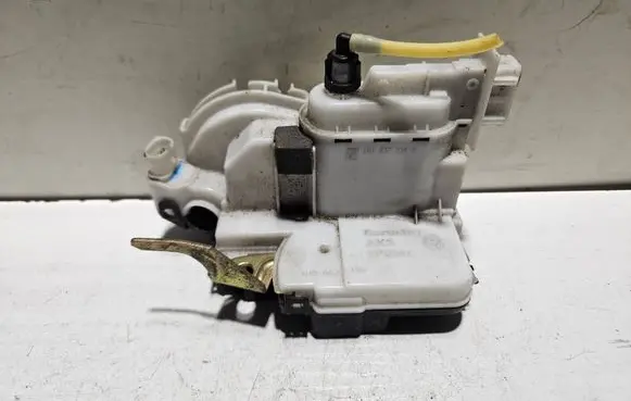 Volkswagen Golf III Front door lock 1H1837016K