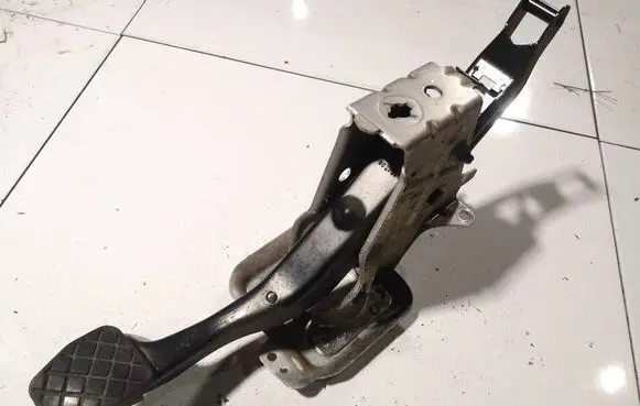 Volkswagen Golf V Brake pedal 1K1721057N