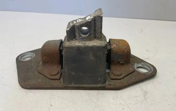 Volvo S80 Engine mount bracket