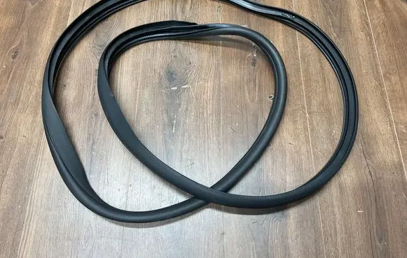 Mercedes-Benz E W213 Front door rubber seal A2136970051