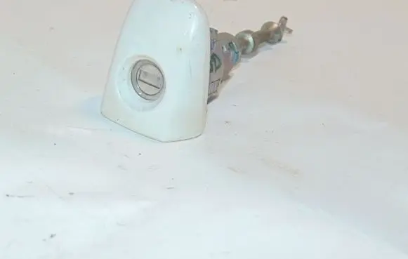 Toyota Avensis T270 Front door lock (next to the handle) 6905105080