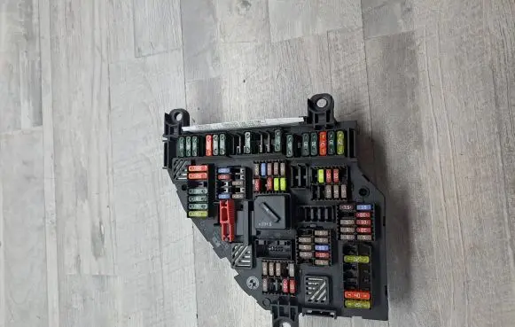BMW 5 F10 F11 Fuse module 9264923 04568051 417033452