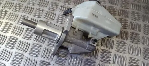 Volkswagen Golf V Master brake cylinder