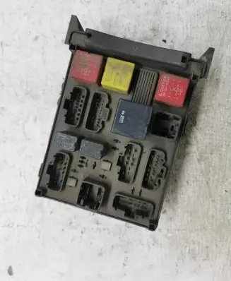 Renault Laguna II Fuse module 8200004201E