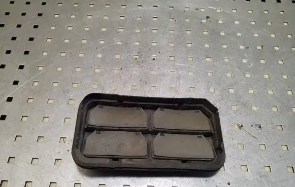 Quarter panel pressure vent