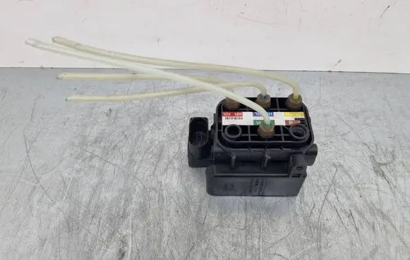 Mercedes-Benz C W205 Air suspension valve block A0993200058