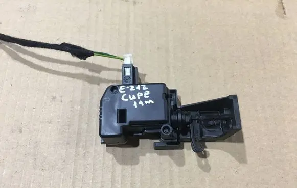 Fuel tank cap lock motor