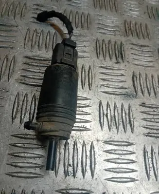 BMW 5 E39 Windscreen/windshield washer pump 8377612 23557610