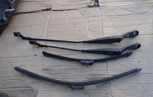 Peugeot 308 Front wiper blade arm