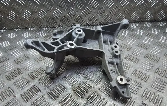Peugeot 308 Engine mounting bracket 9684613880