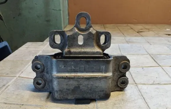 Engine mount bracket