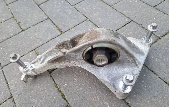 Engine mounting bracket