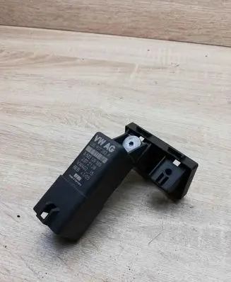 Volkswagen Touran I Glow plug pre-heat relay 03G907282A 0522120505