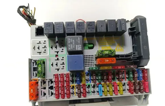 Opel Zafira A Fuse module 90589965