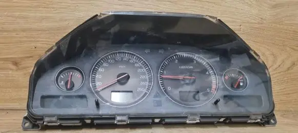 Volvo V70 Speedometer (instrument cluster) 30682277