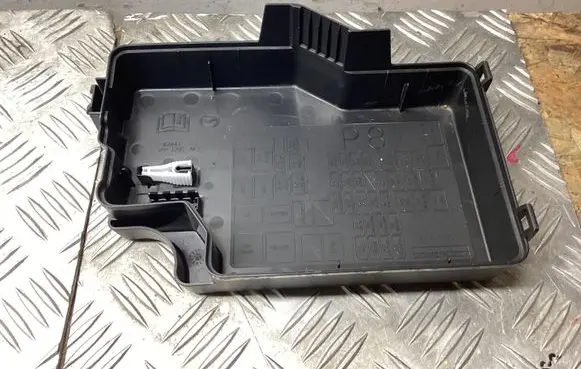 Mazda 3 II Fuse box cover BBP866761