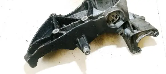 Volvo S40, V40 Engine mounting bracket 8200115762
