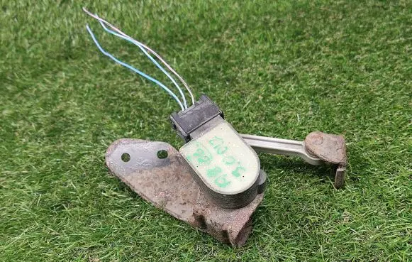 Audi A8 S8 D3 4E Yaw turn rate sensor 4E0907503C 4E0616572D