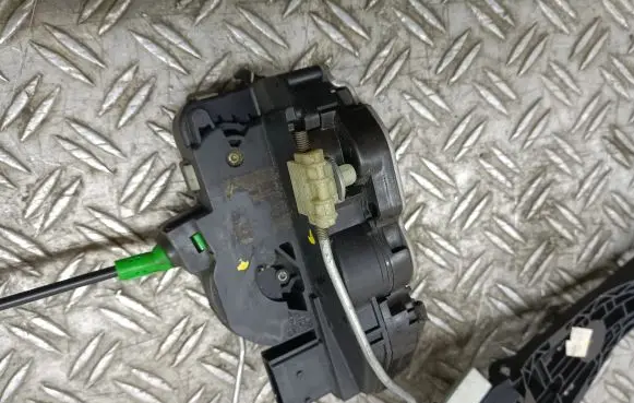 Opel Insignia A Front door lock