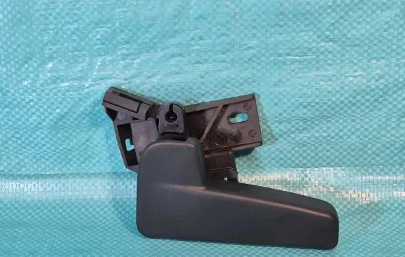 Volkswagen Golf VII Engine bonnet (hood) release handle 517823633A