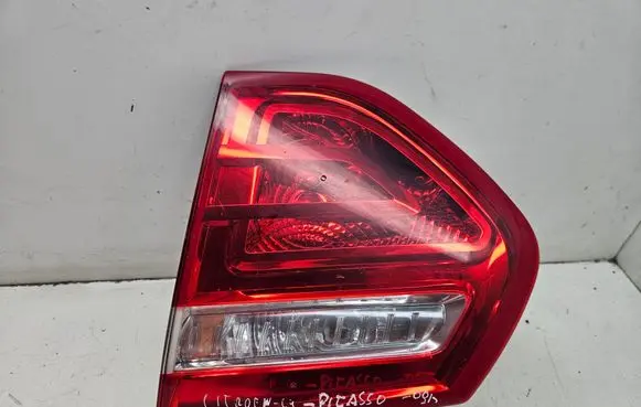 Tailgate rear/tail lights