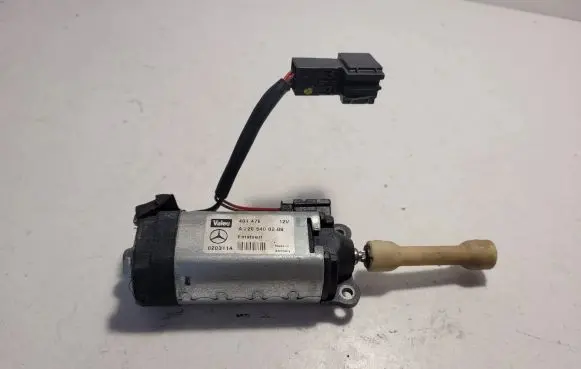 Mercedes-Benz E W211 Steering column adjust motor A2205400288 020311A 404476