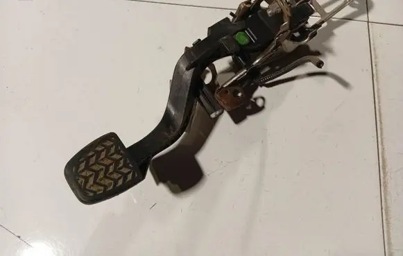 Toyota Yaris Clutch pedal 