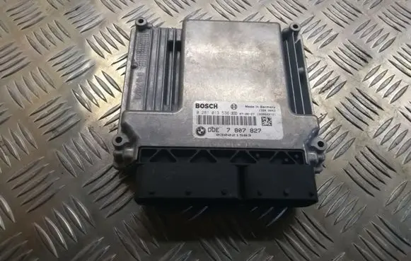 BMW 1 E81 E87 Engine control unit/module DDE7807827 0281013536