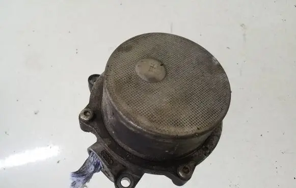 Volkswagen PASSAT B5.5 Vacuum pump 057145100C