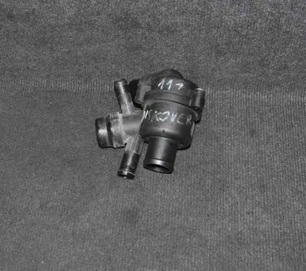 Land Rover Discovery 4 - LR4 Thermostat AH228K515AA
