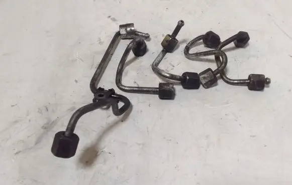 Volkswagen PASSAT CC Fuel injector supply line/pipe 