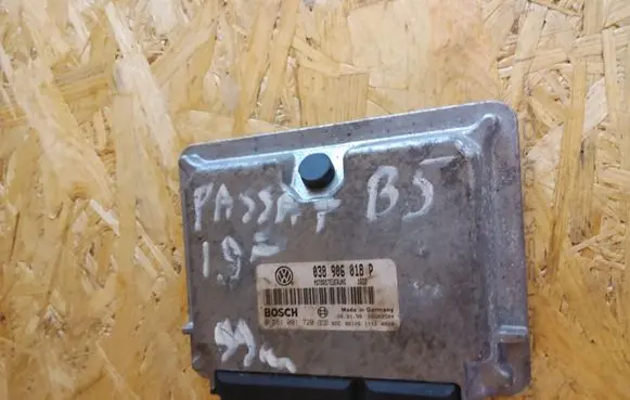 Volkswagen PASSAT B5 Engine control unit/module 038906108P 0281001720
