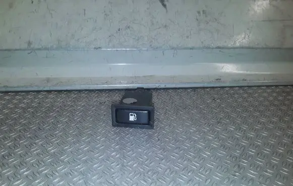 Toyota Avensis T250 Fuel tank opening switch 156795