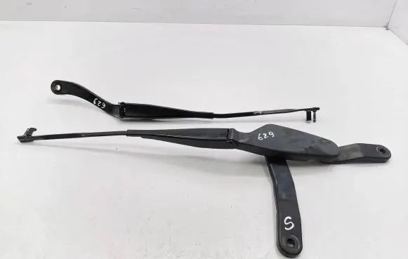 Mercedes-Benz C W204 Front wiper blade arm A2048200344